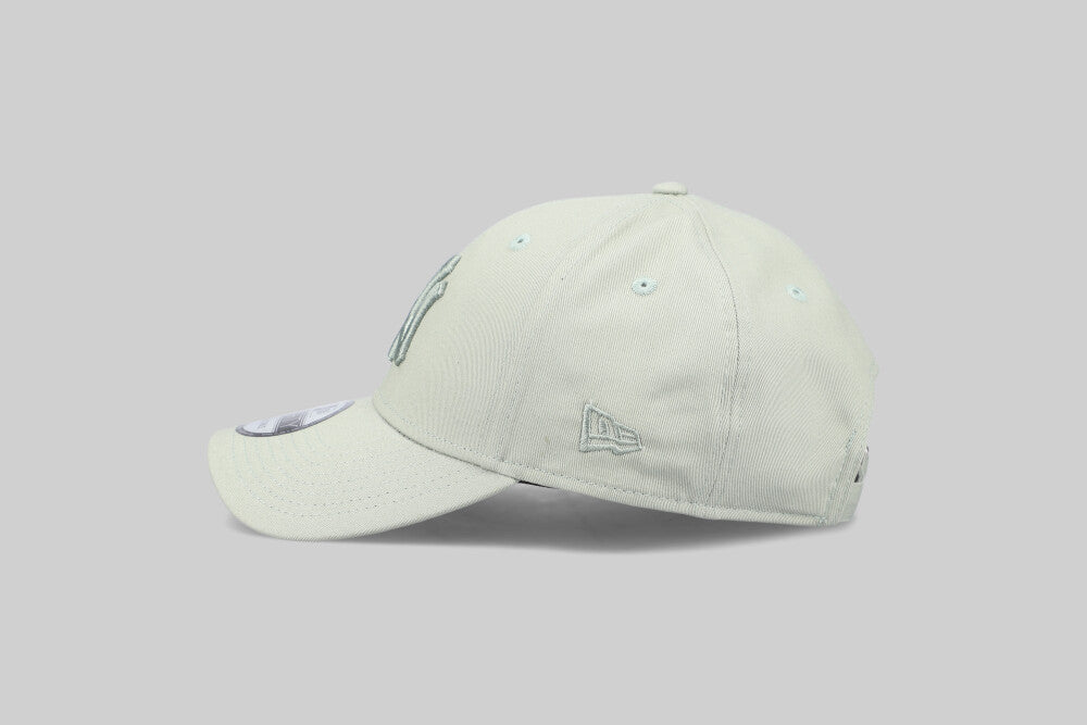 New Era New York Yankees MLB League Essentials 9Forty Strapback Cap