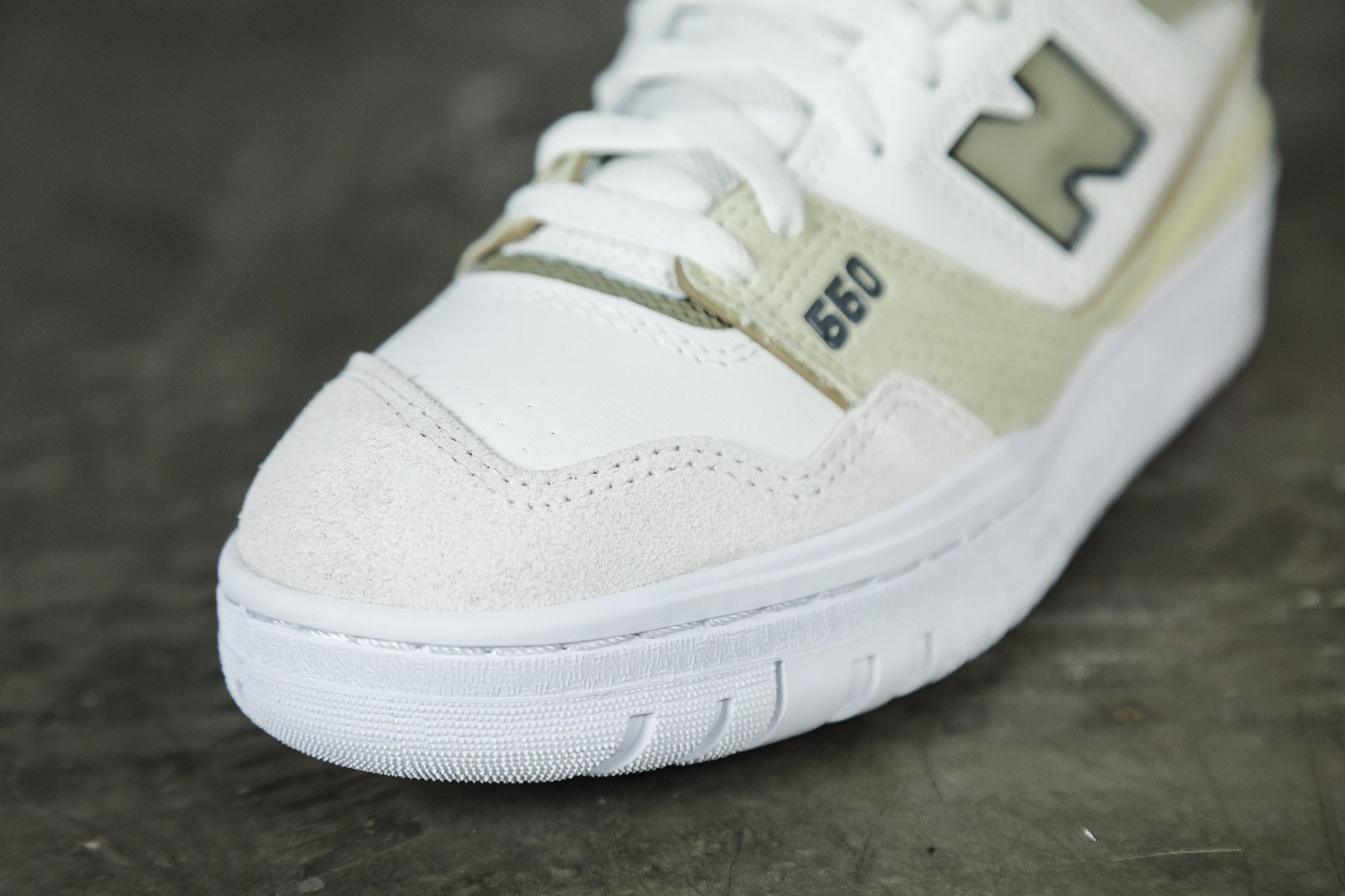 NEW BALANCE BB550 SEA SALT OLIVE (6940901113922)
