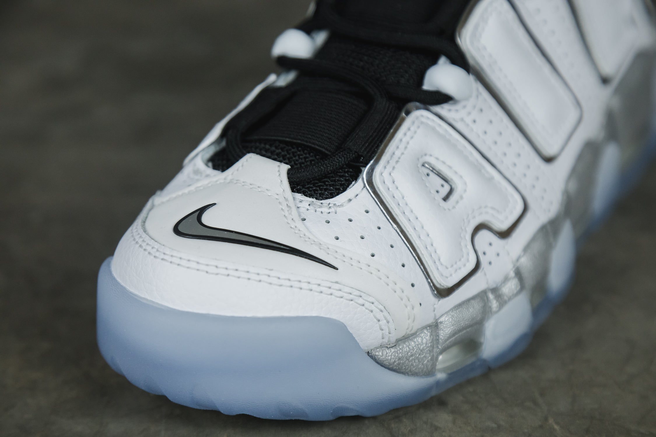W AIR MORE UPTEMPO SE WHITE/M SILV (6916161011778)