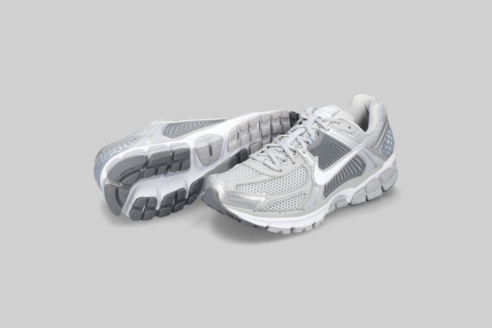 Nike Zoom Vomero 5 &