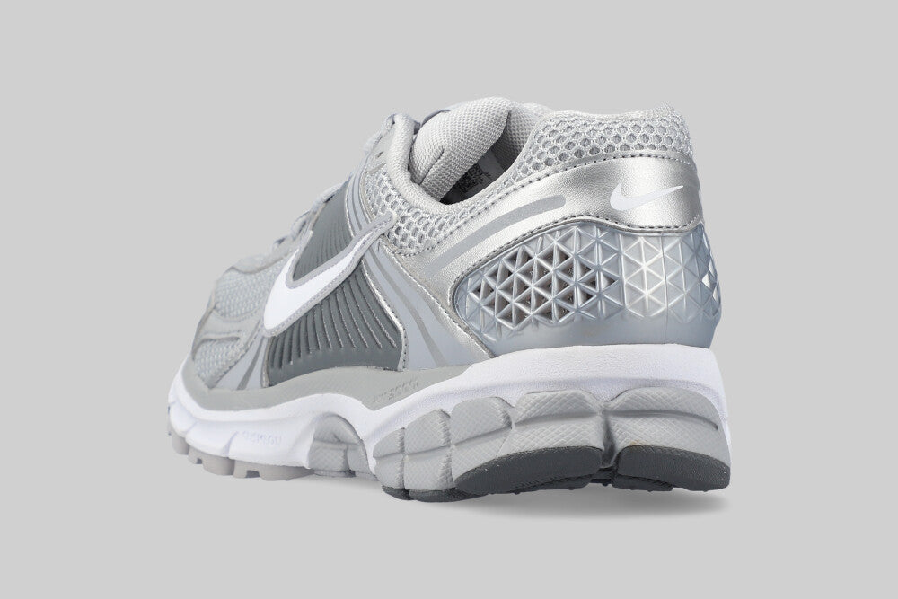 Nike Zoom Vomero 5 &