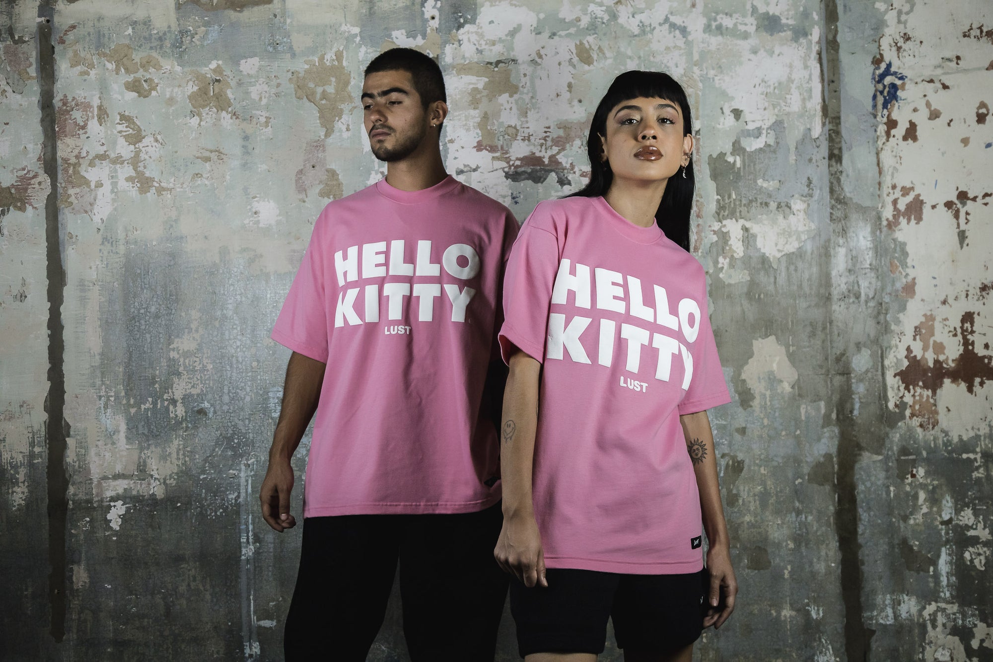 LUST BRAND X HELLO KITTY PLAYERA KITTY X LUST FLAMINGO (6920363900994)