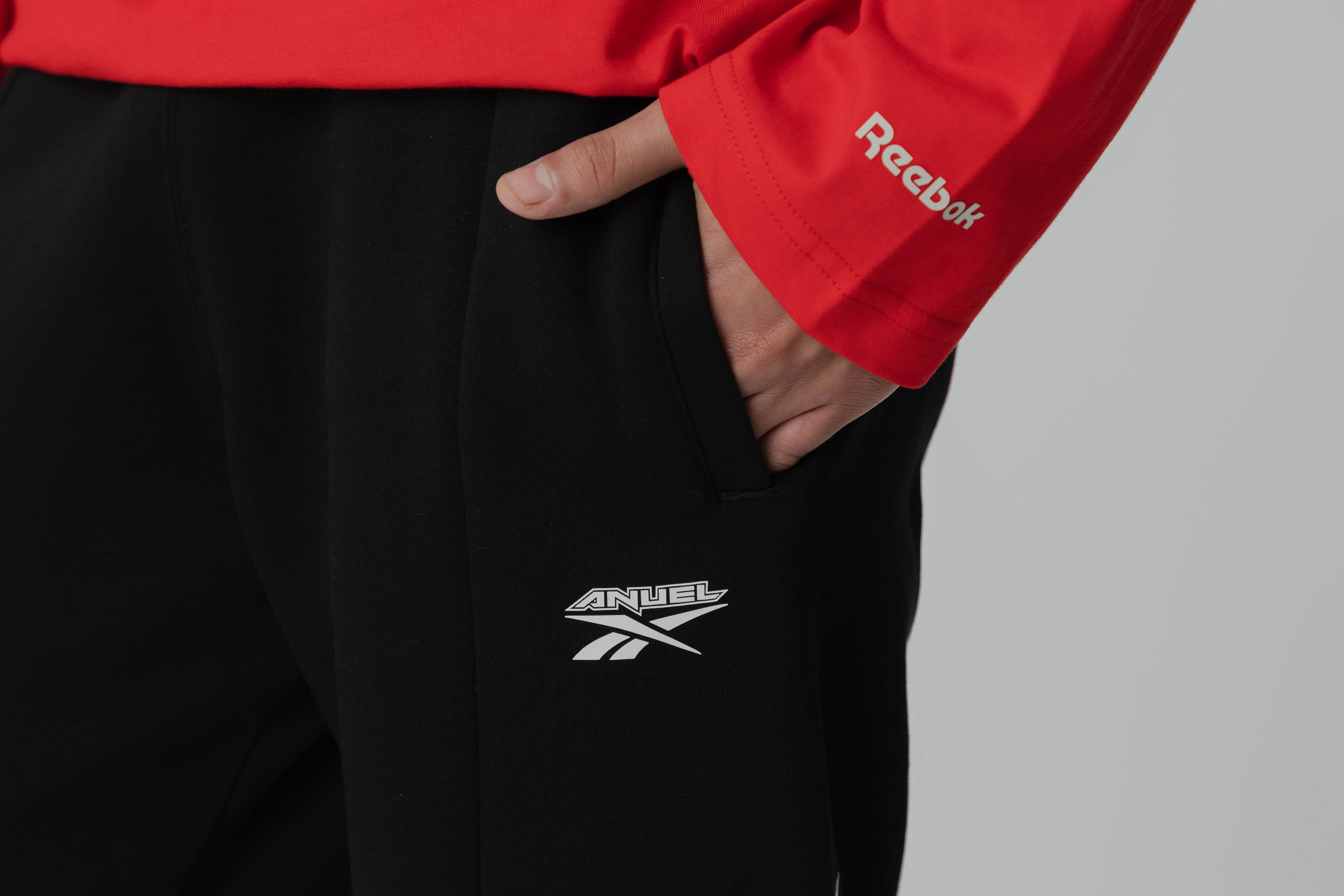 Reebok x ANUEL AA Graphic Pants - 100260540 APP - BOTTOM - UNISEX - ADULT - QS - FA - 25 en Lust México
