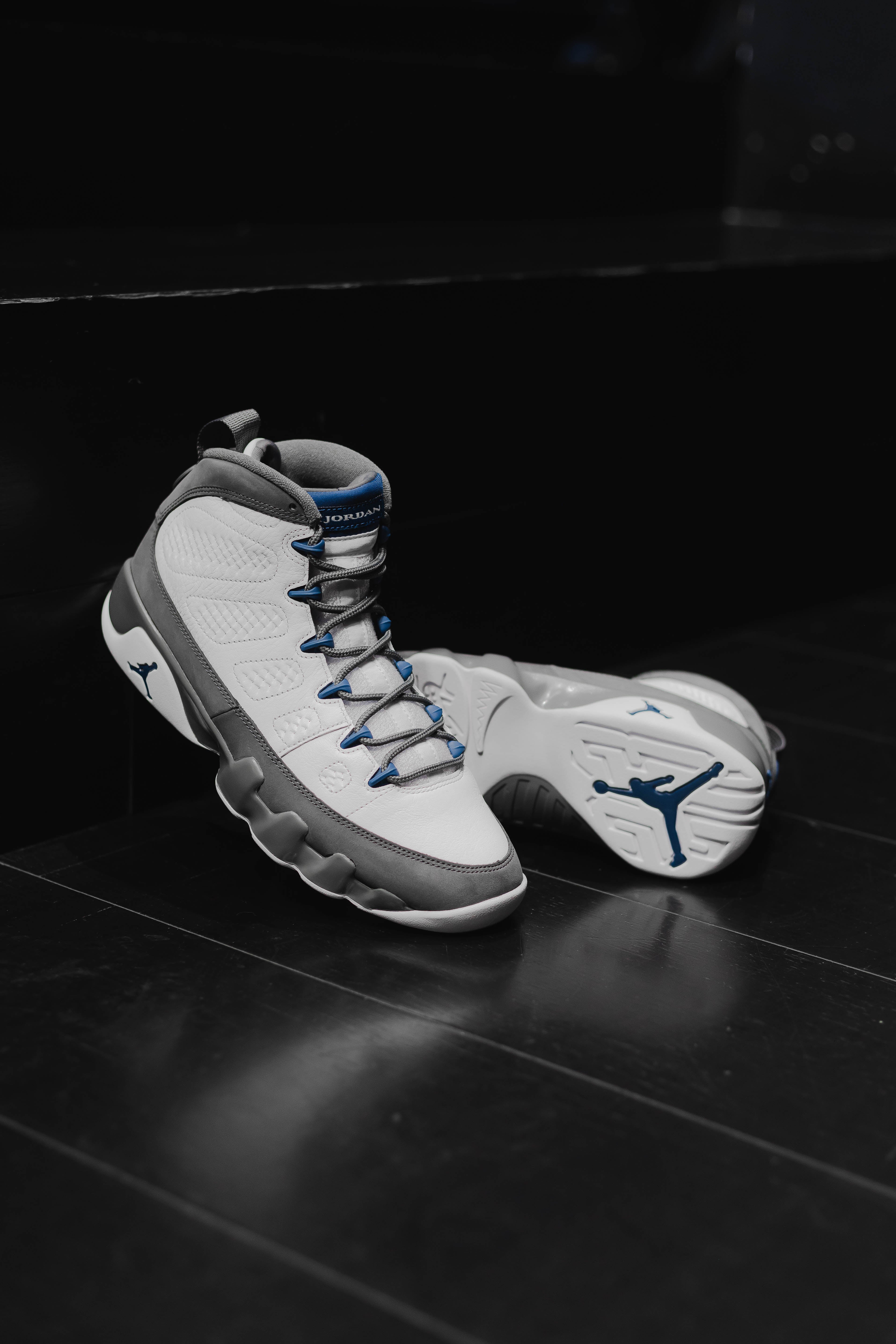 Tenis Air Jordan 9 con combinación Flint Grey y French Blue, detalles en contraste y estilo retro.