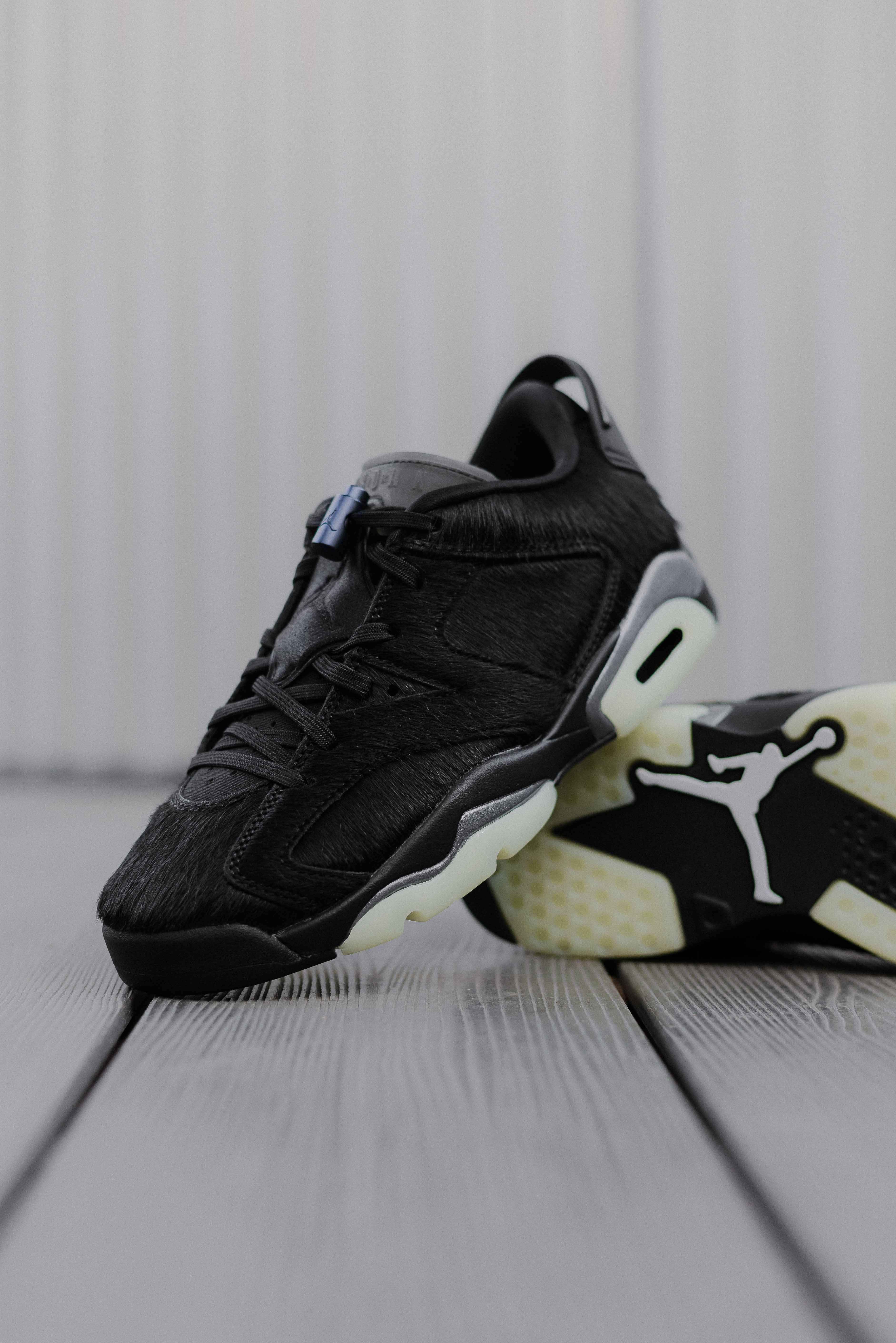 Air Jordan 6 Low “Blackout” para mujer, diseño monocromático en negro y estilo clásico.