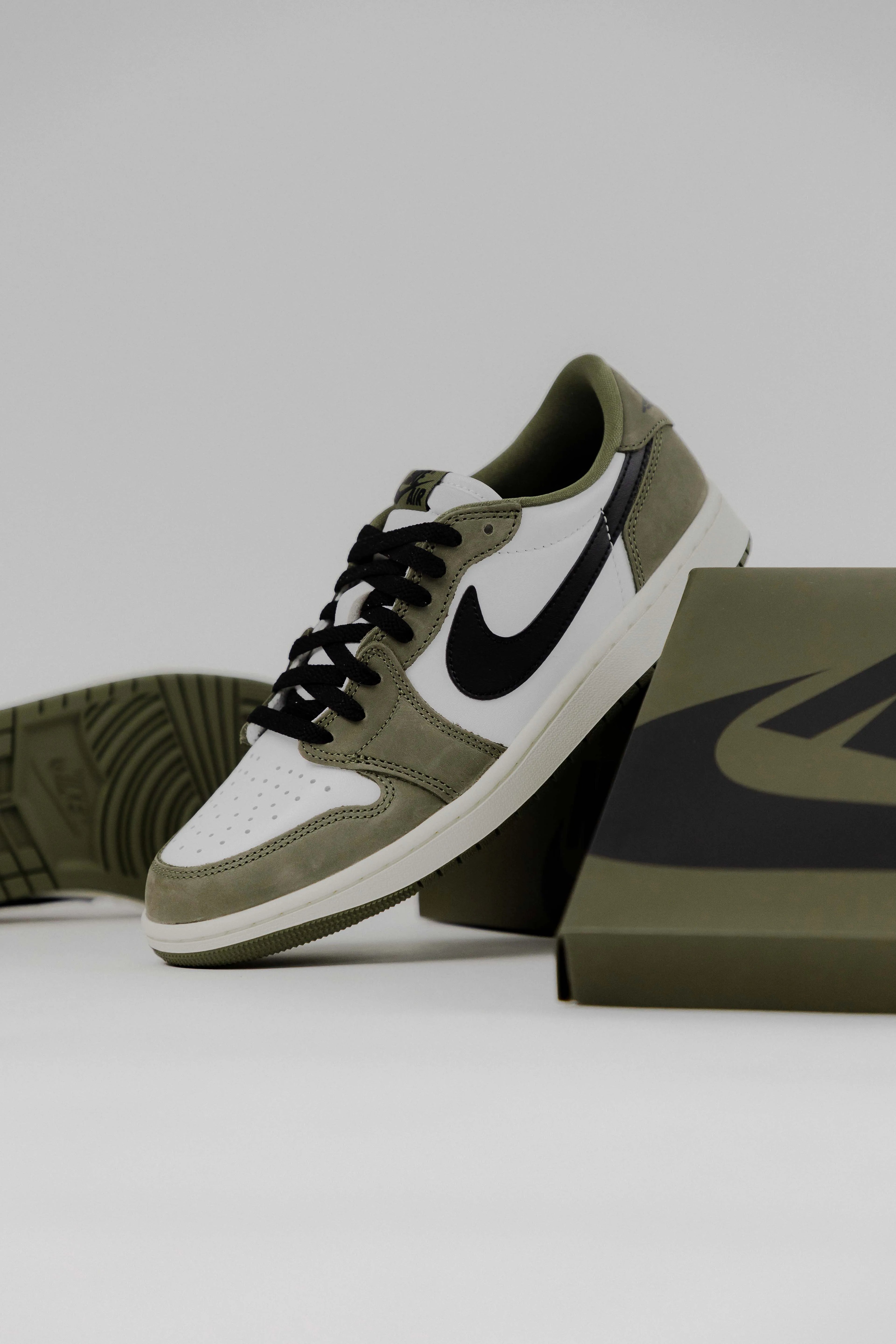 Air Jordan 1 Low OG 'Medium Olive'en tonos verde oliva y blanco, diseño clásico de perfil bajo con materiales premium.