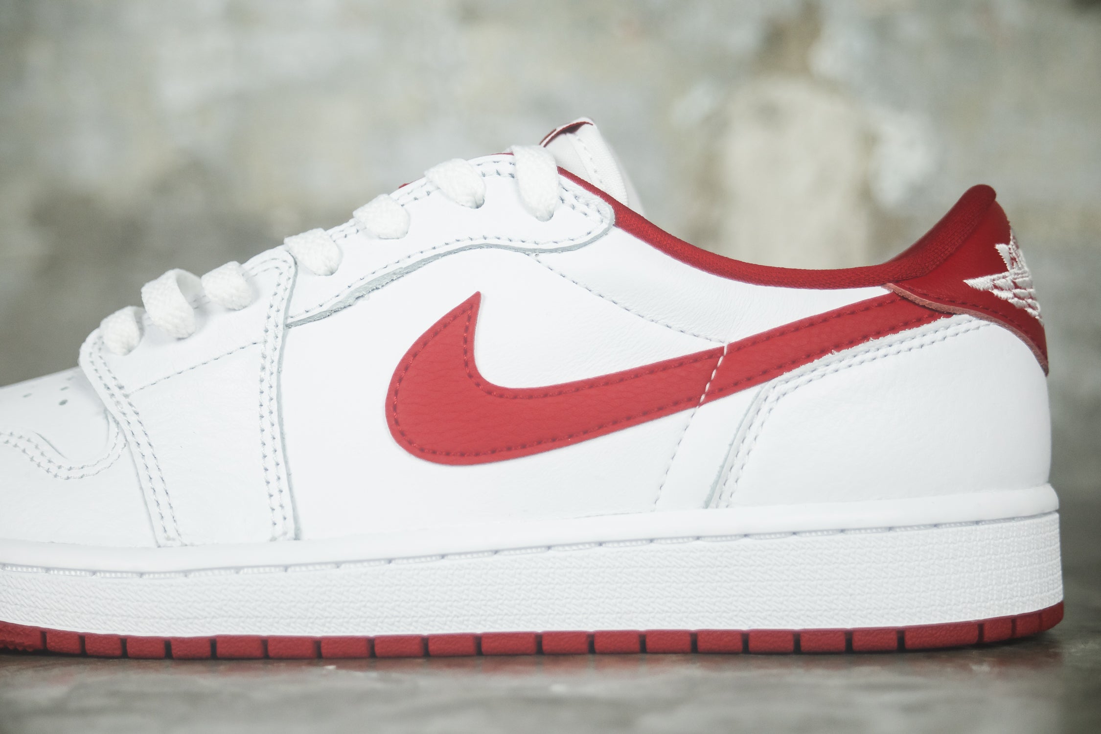 Jordan retro 1 discount blancos con rojo