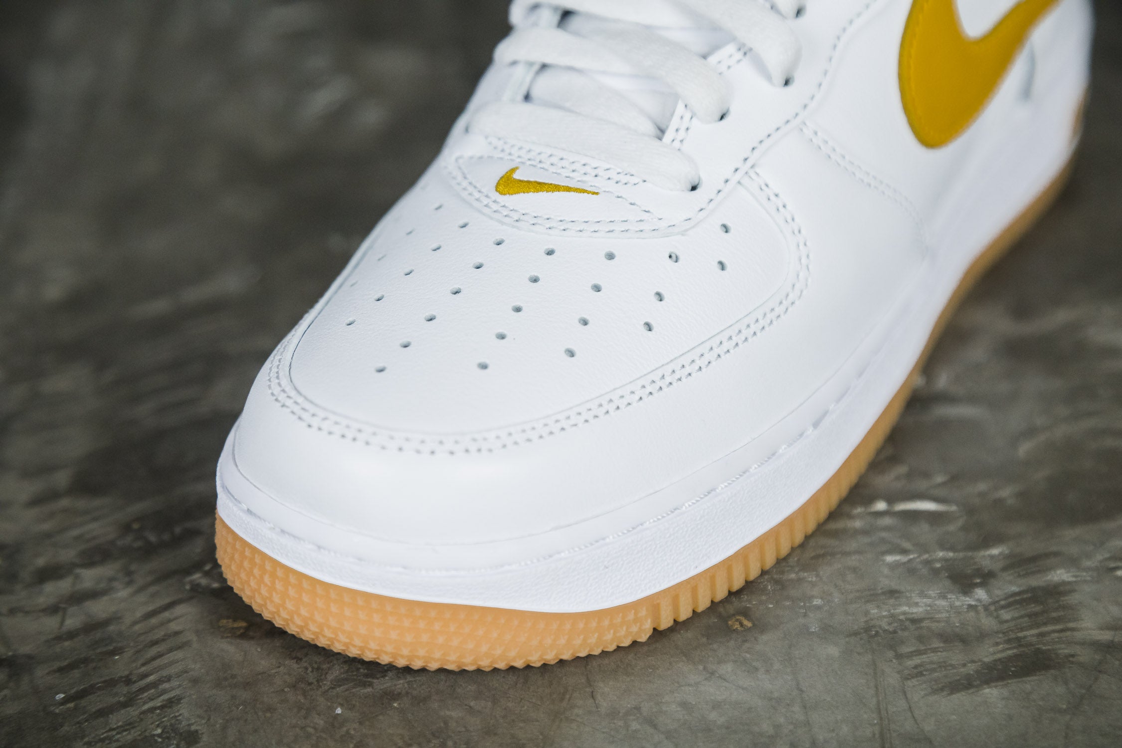 Nike Air Force 1 Low Waterproof 'University Gold' – Lust México