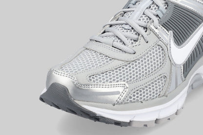 Nike Zoom Vomero 5 &