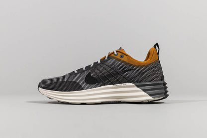 Nike Lunar Roam SE &