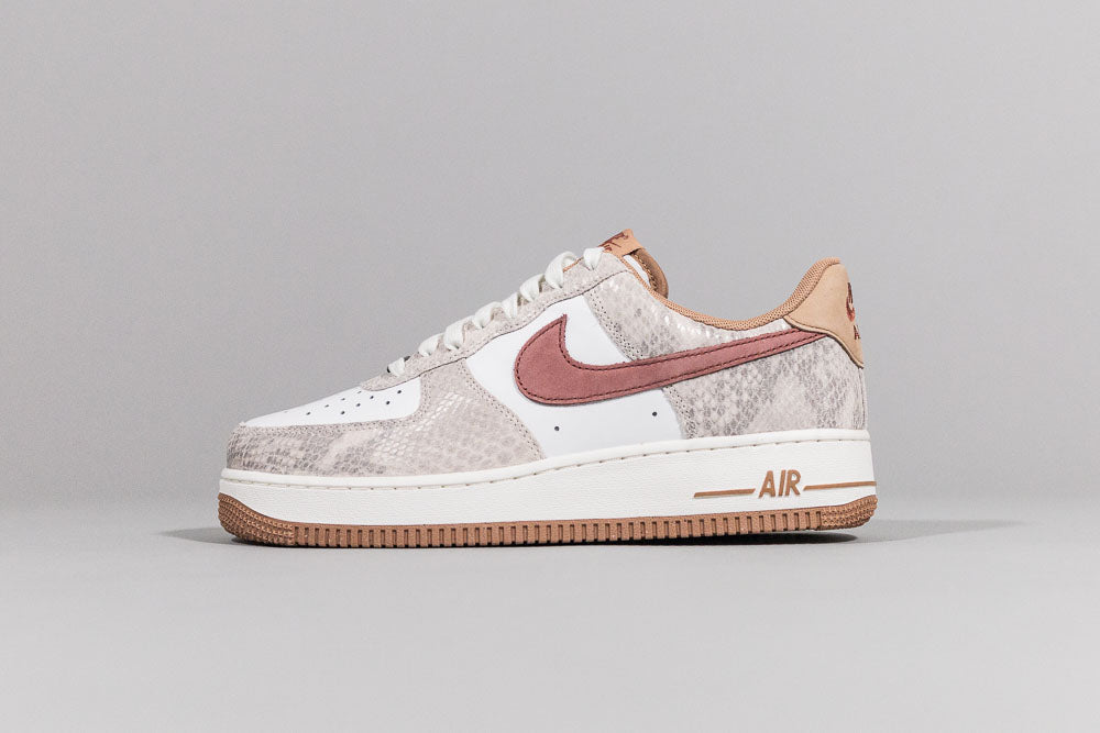Nike Air Force 1 &