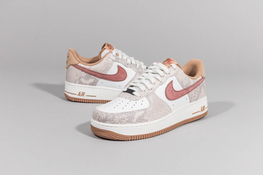 Nike Air Force 1 &