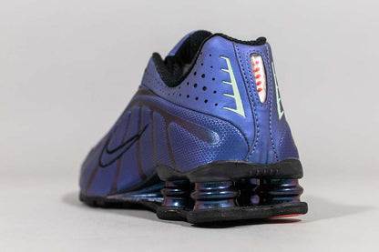 Nike Shox R4 &