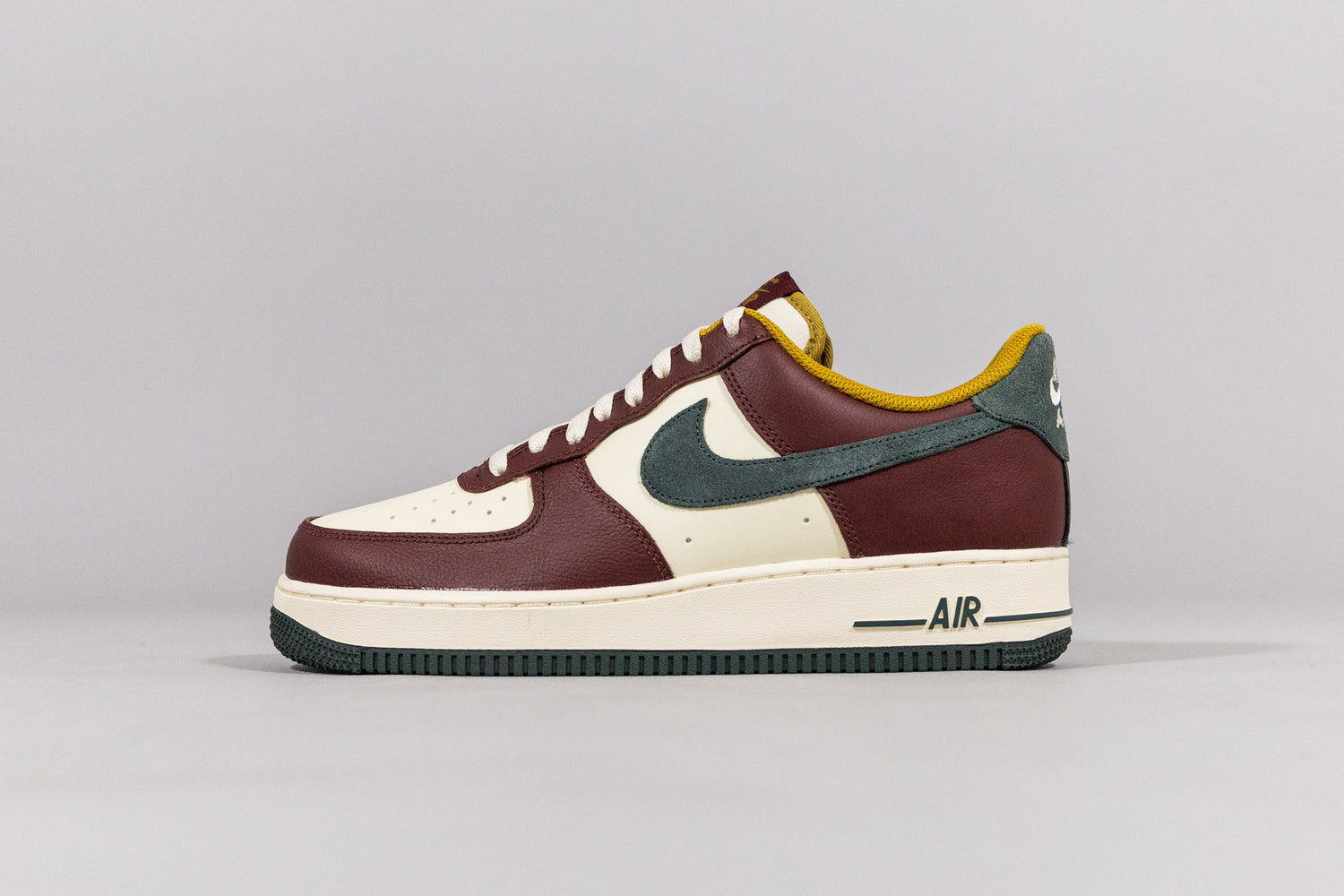 Nike Air Force 1 Low &