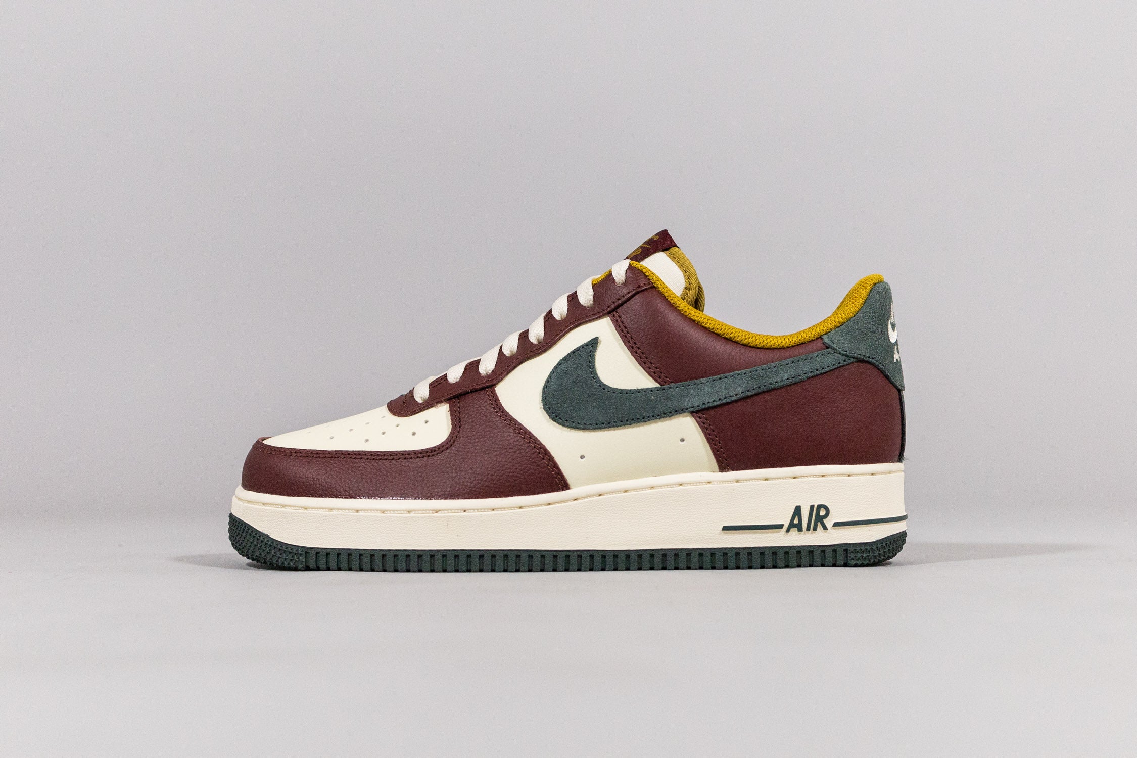 Nike Air Force 1 Low &