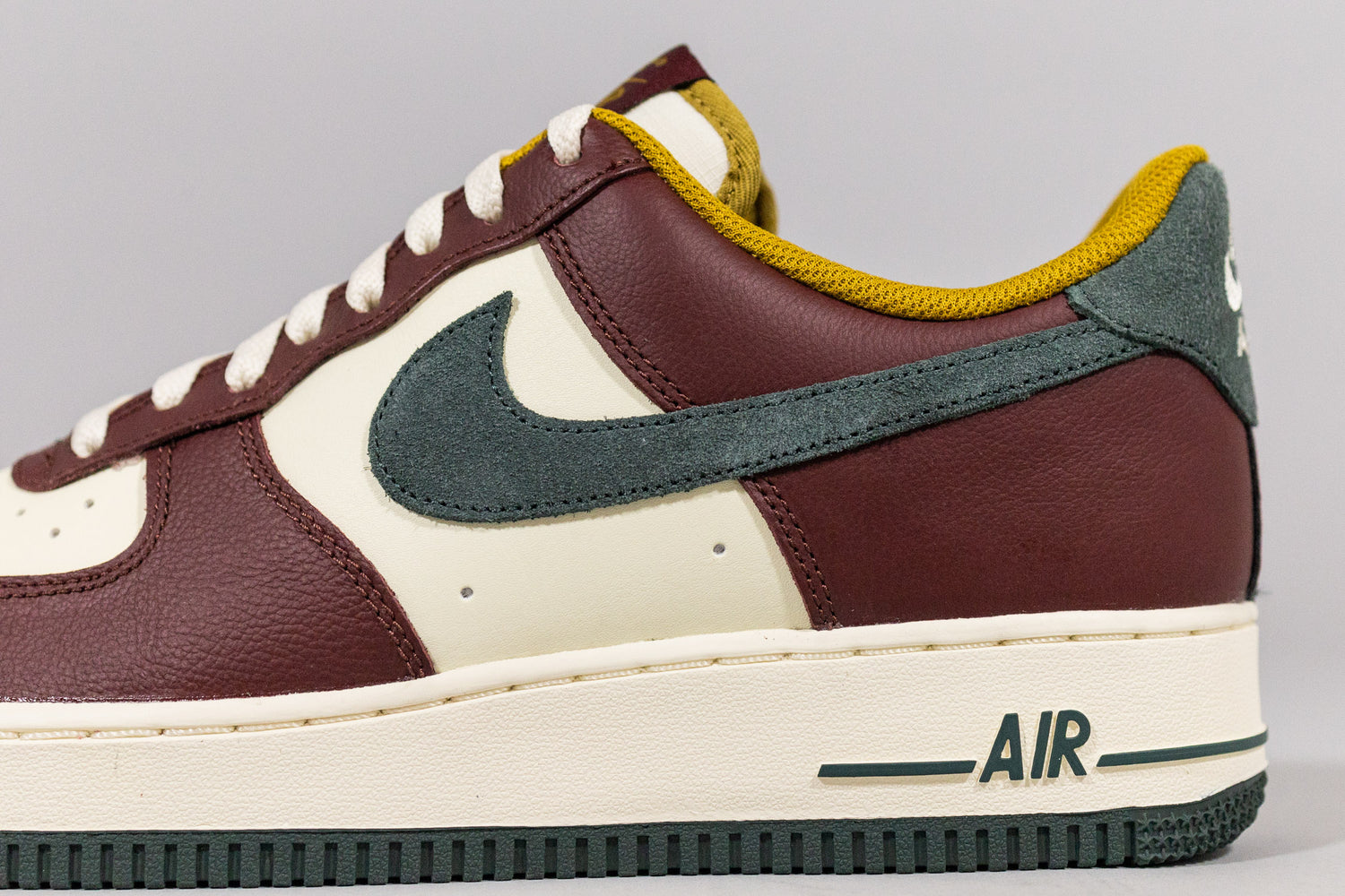 Nike Air Force 1 Low &