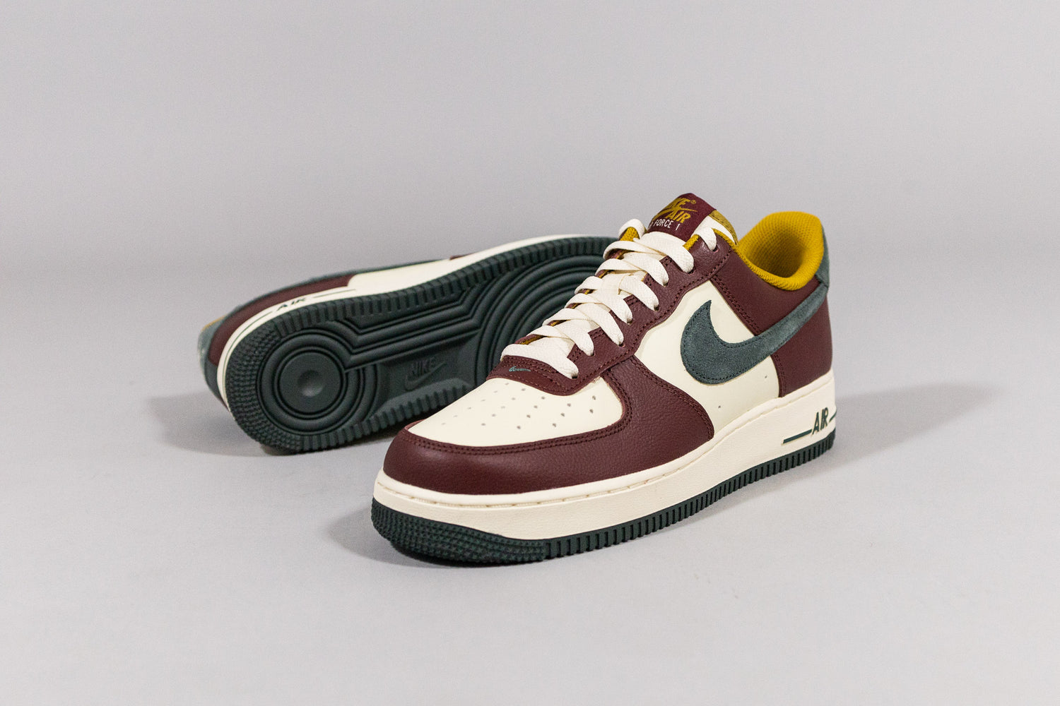 Nike Air Force 1 Low &