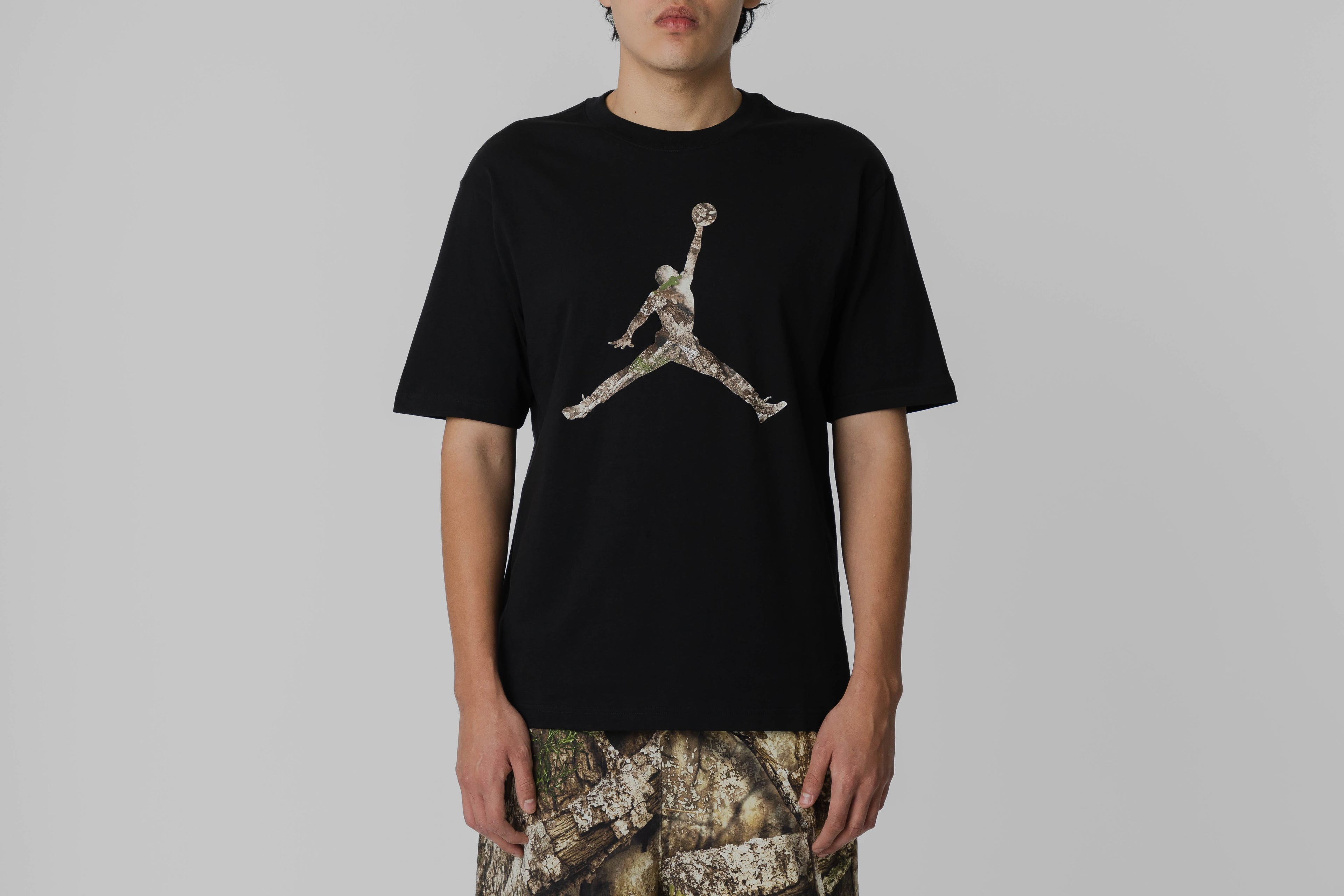 Jordan Brooklyn Realtree Jumpman Tee - HQ9016-010 APP - TOP - MEN - ADULT - INLINE - WI - 25 en Lust México