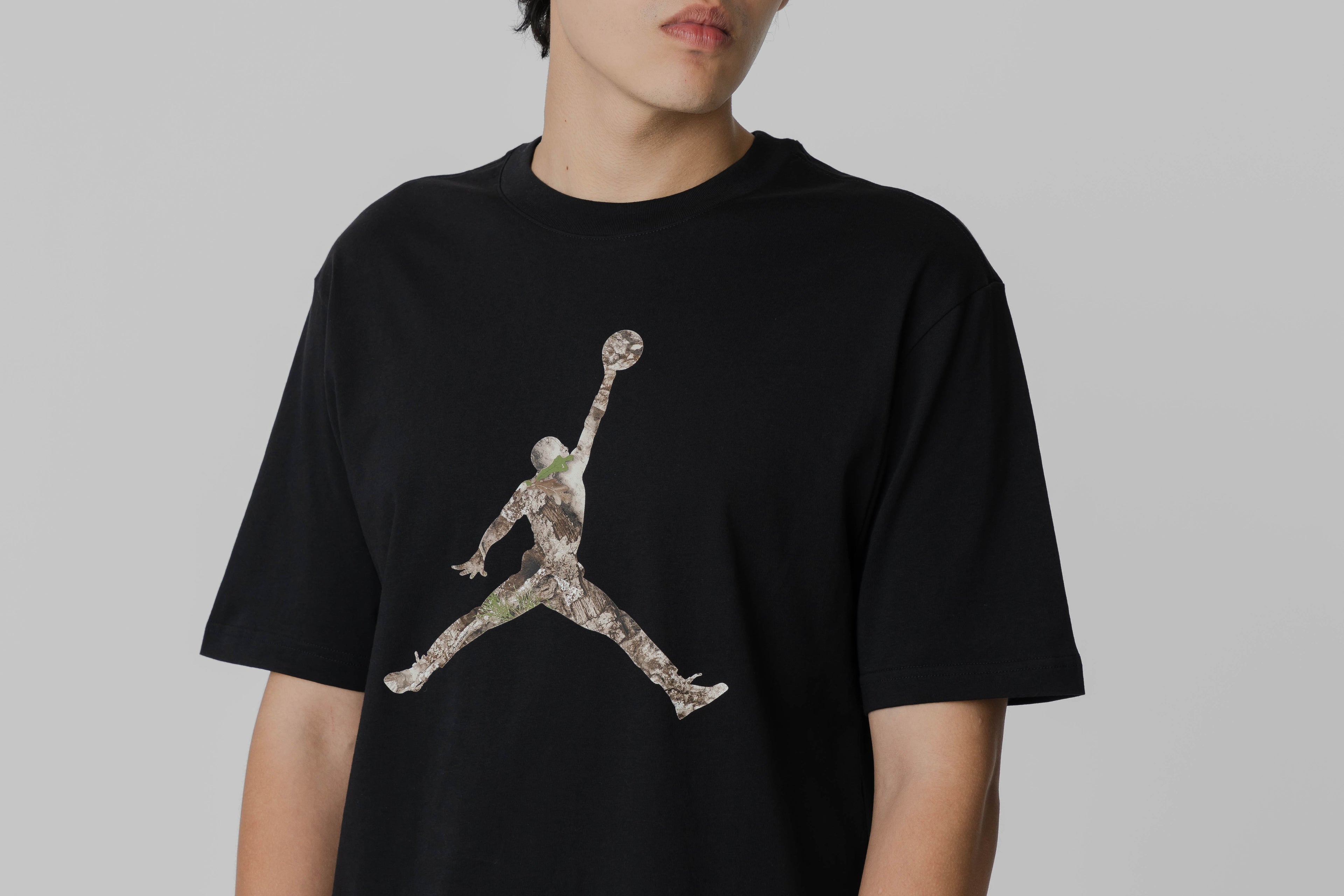 Jordan Brooklyn Realtree Jumpman Tee - HQ9016-010 APP - TOP - MEN - ADULT - INLINE - WI - 25 en Lust México