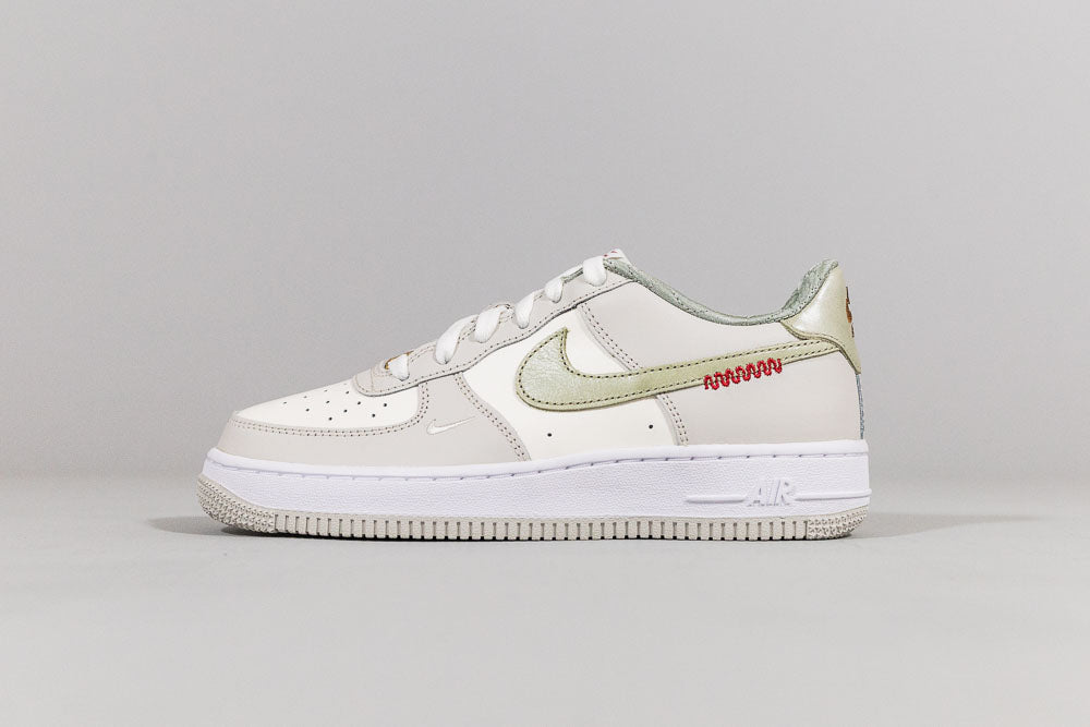 Nike Air Force 1 LV8 &