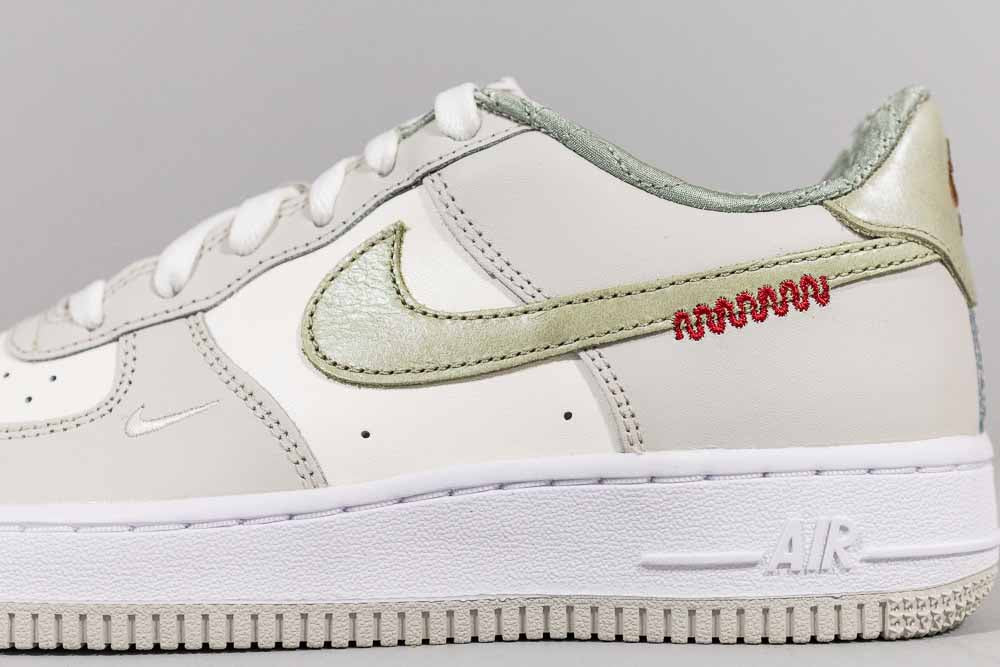 Nike Air Force 1 LV8 &