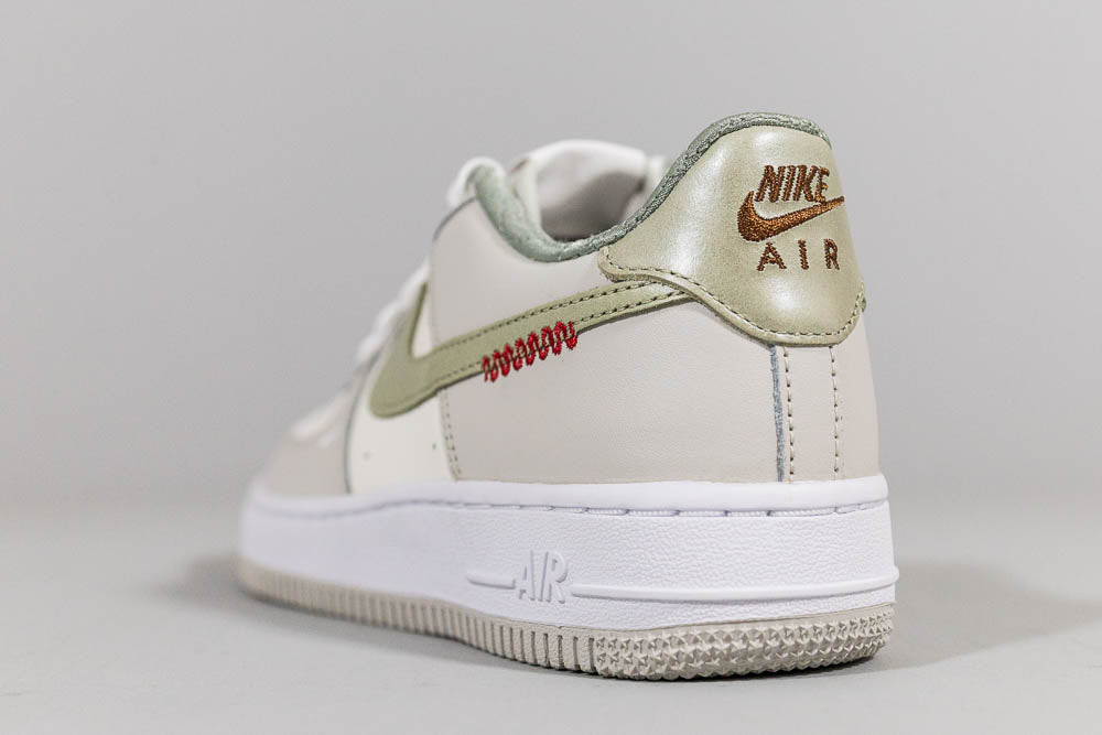 Nike Air Force 1 LV8 &