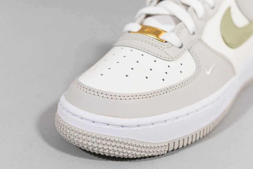 Nike Air Force 1 LV8 &