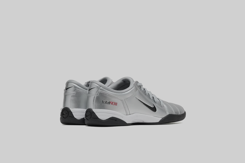 Women's Nike Total 90 III SP 'Metallic Silver and Red' - IM7595-001 FTW - SNEAKERS - WOMEN - ADULT - QS - WI - 25 en Lust México