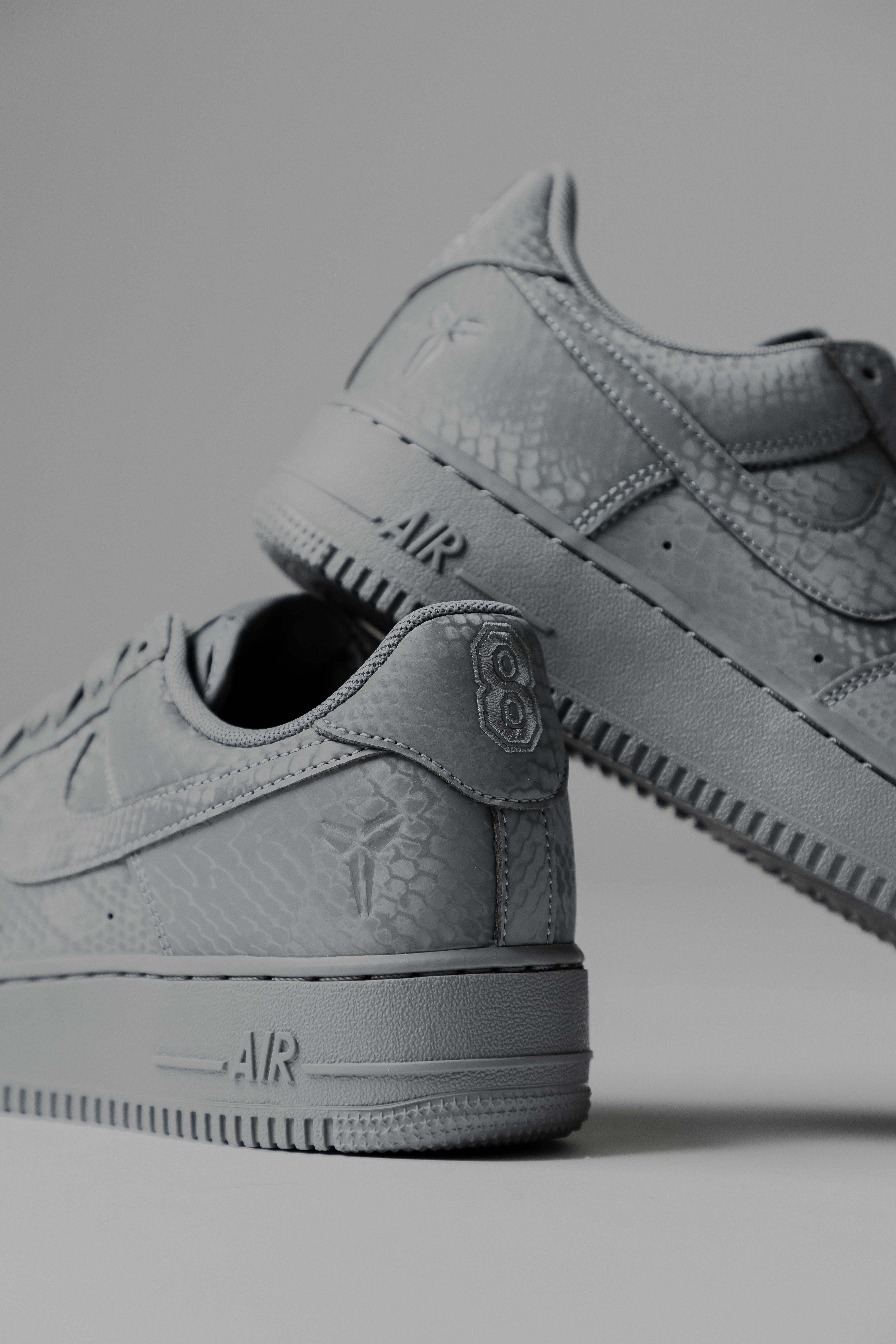 Nike Air Force 1 Low Protro 'Cool Grey' en color gris, silueta clásica de perfil bajo con diseño premium.