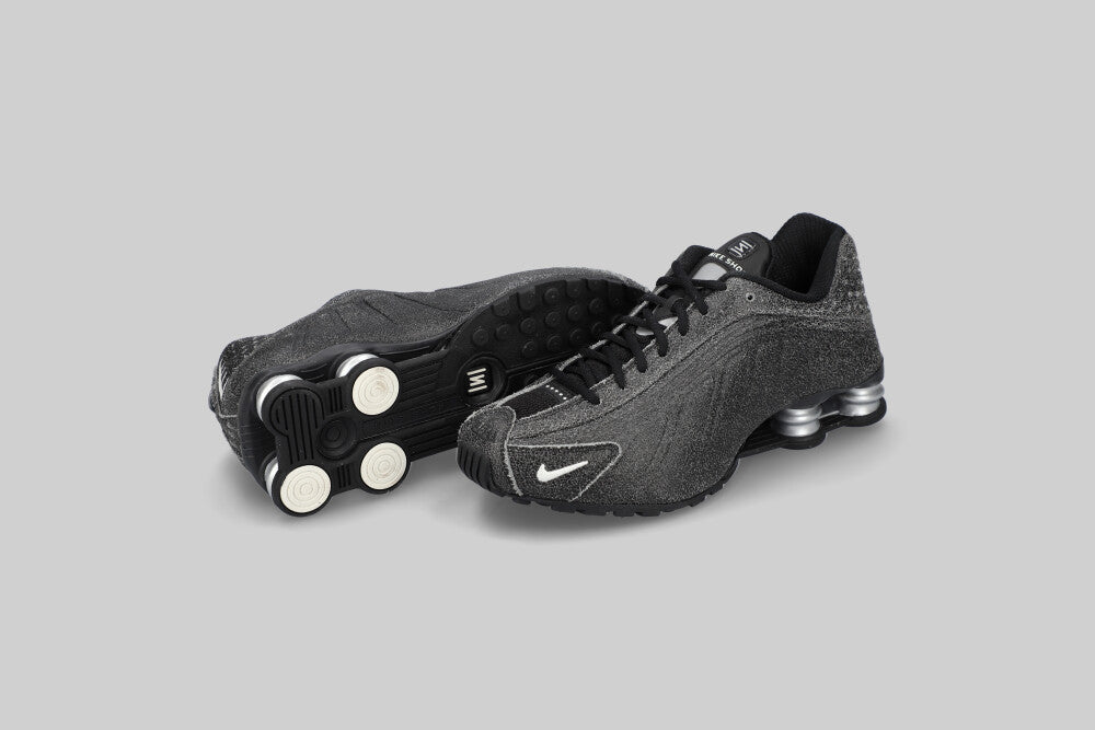 Nike Shox R4 'Black and Metallic Silver' - IO4544-002 - Lust México