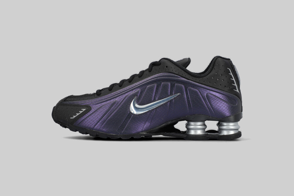 Nike Shox R4 'Black and Metallic Silver' - IO4546-002