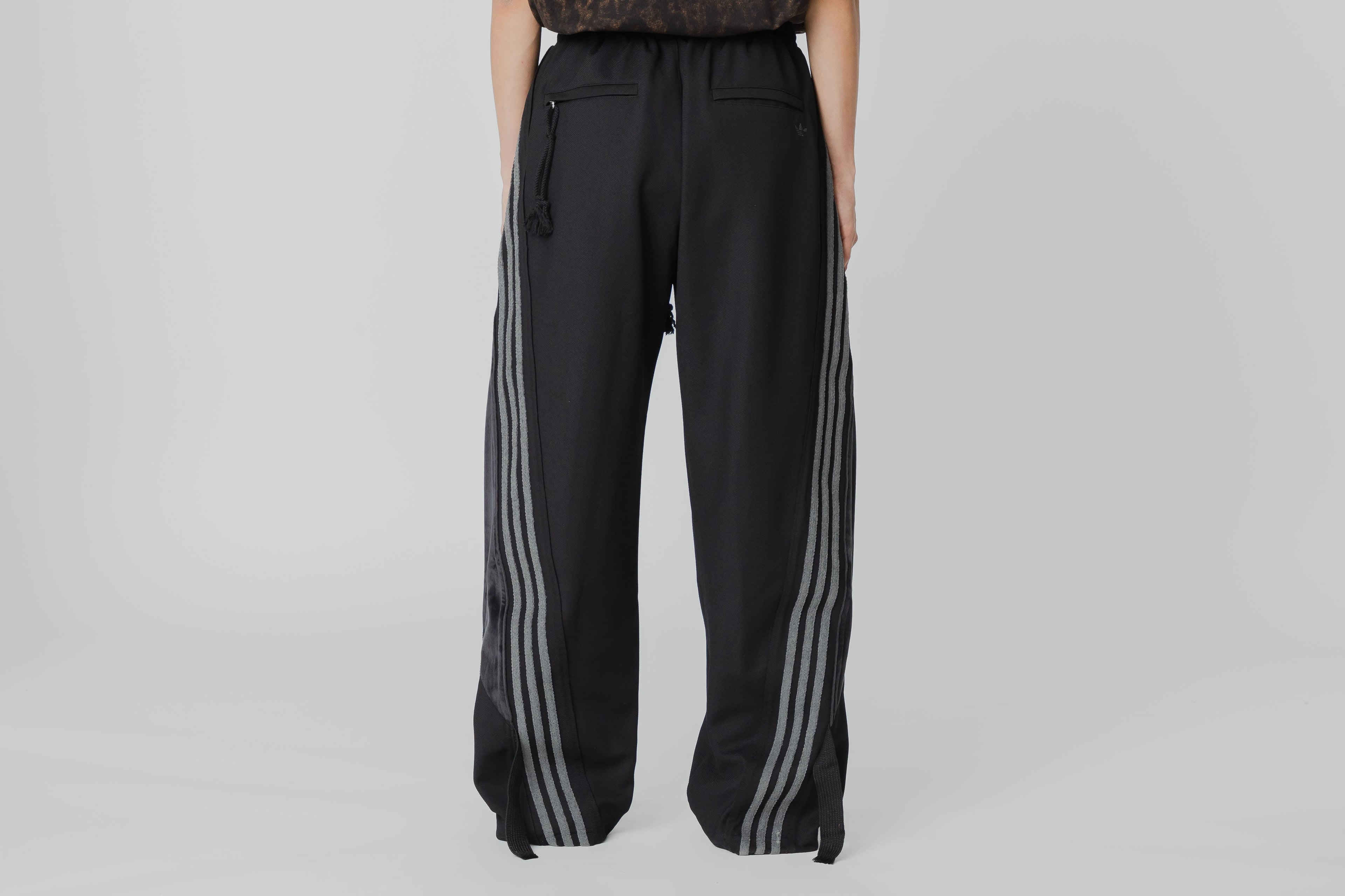 adidas Originals x Song For The Mute ADI006 Track Pants - KC0323 APP - BOTTOM - MEN - ADULT - QS - WI - 25 en Lust México