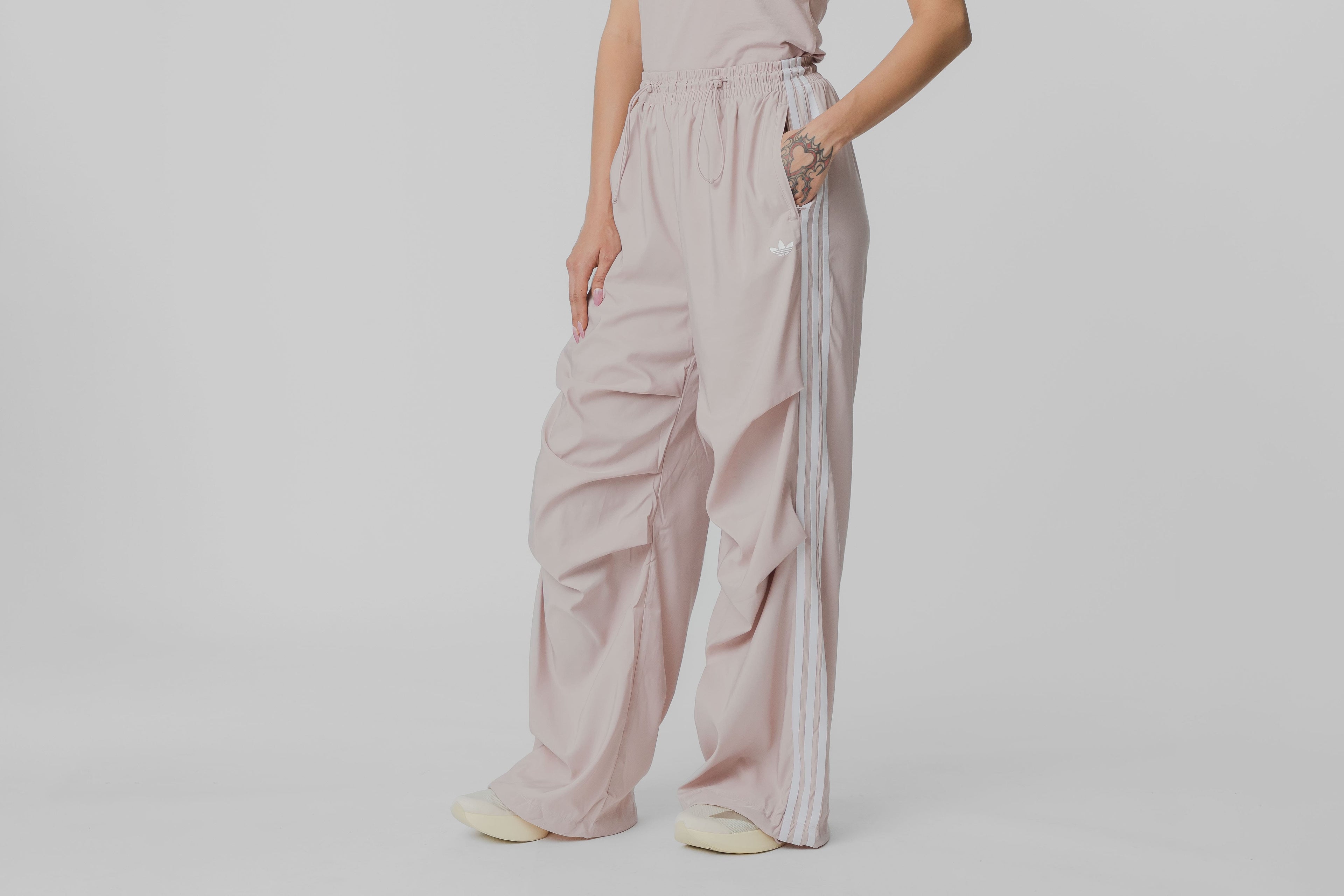 Women's adidas Adilenium Season 4 Teamgeist Ruffle Track Pants - KE9791 APP - BOTTOM - UNISEX - ADULT - INLINE - FA - 25 en Lust México
