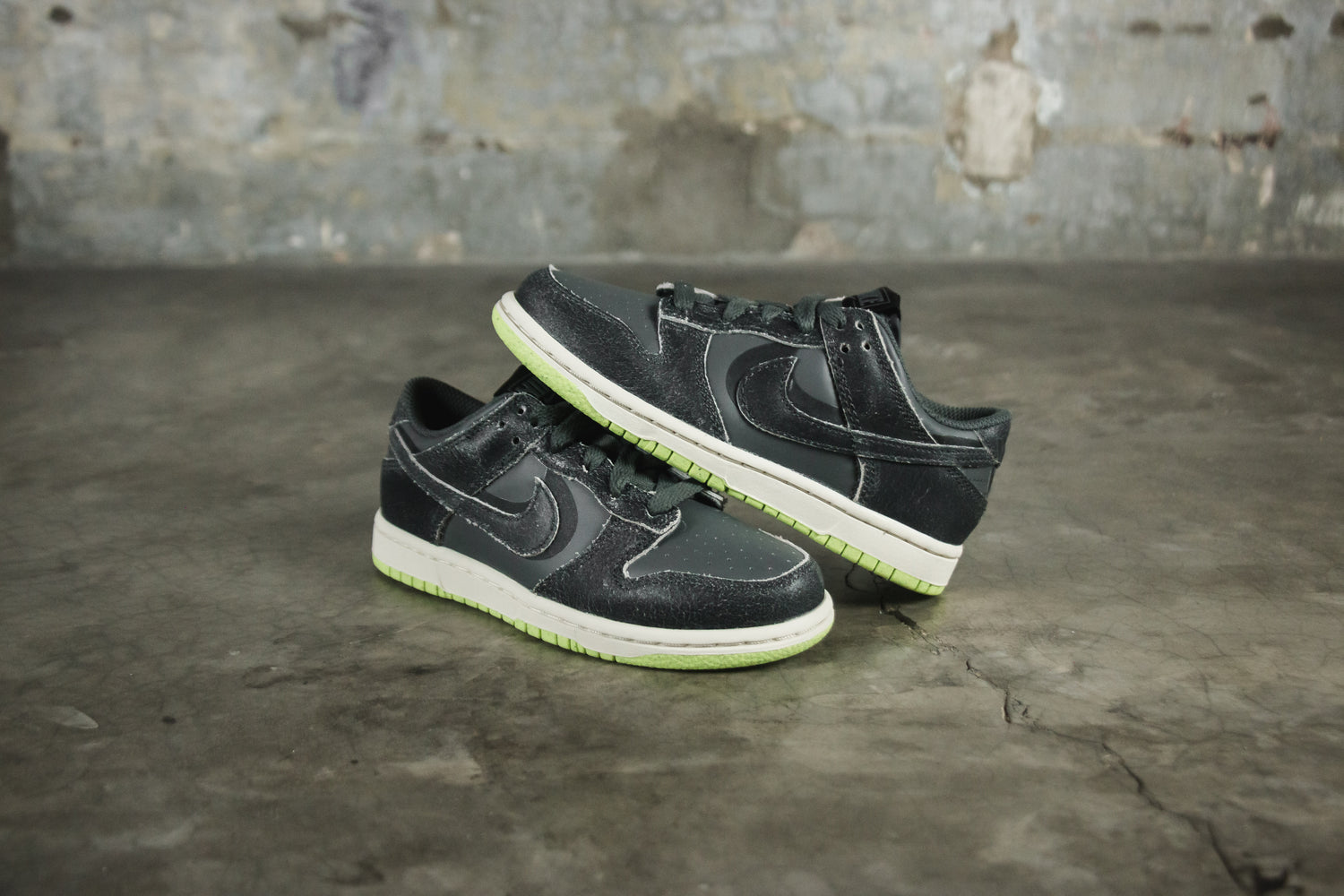 NIKE DUNK LOW SE (PS) IRNGRY/PHANTM (6835319570498)