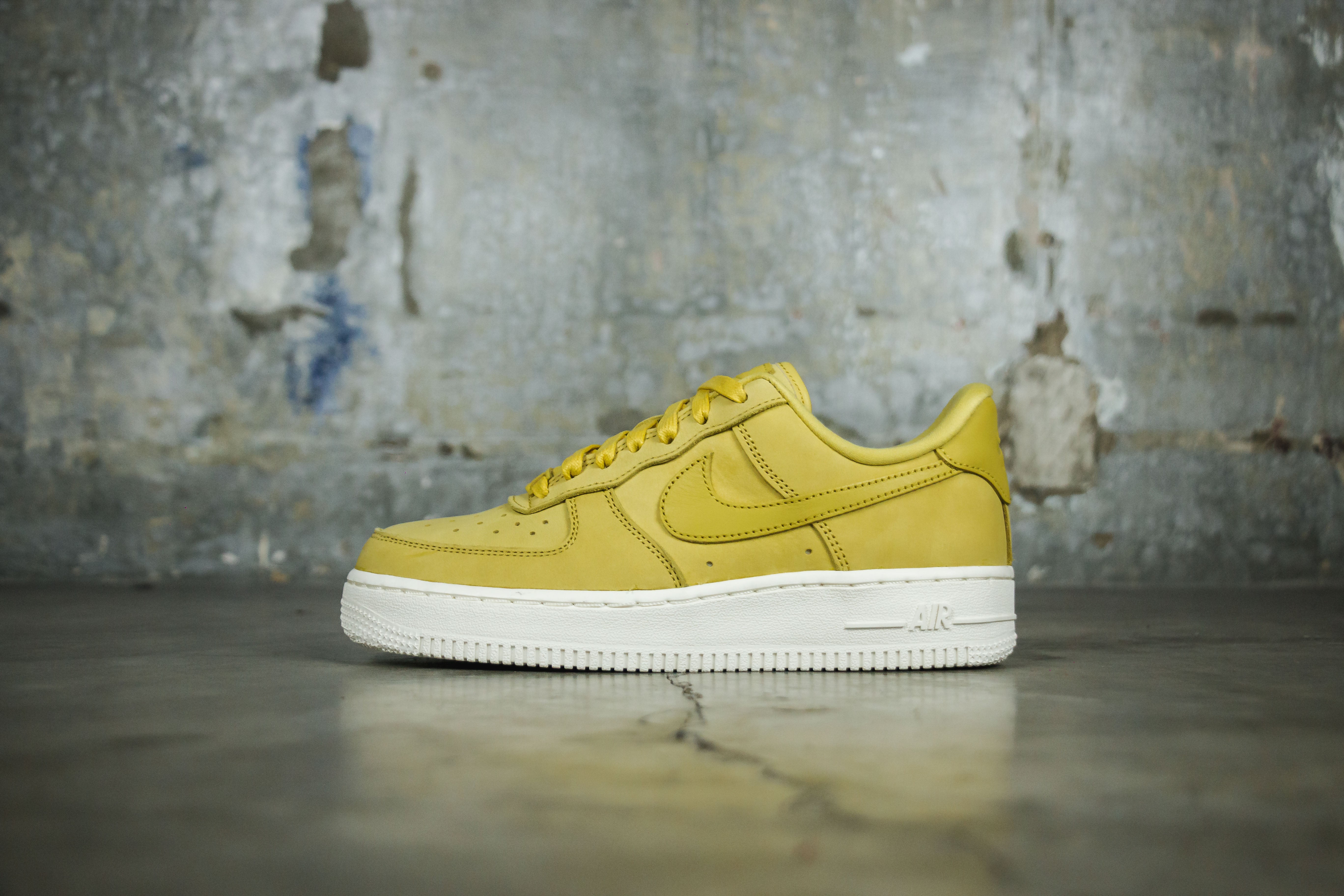 Nike force 1 discount gold