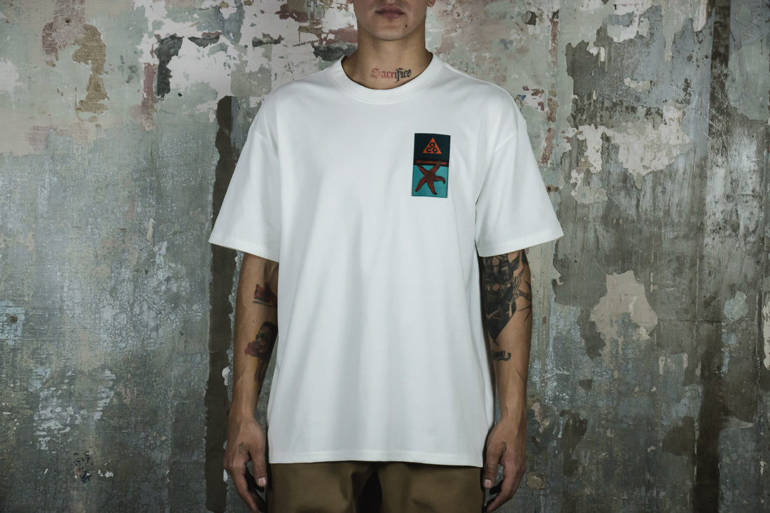 M NRG ACG SS TEE PATCH WHITE (6878018469954)